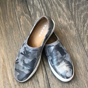 Trask pewter grey camo sneakers size 8, EUC